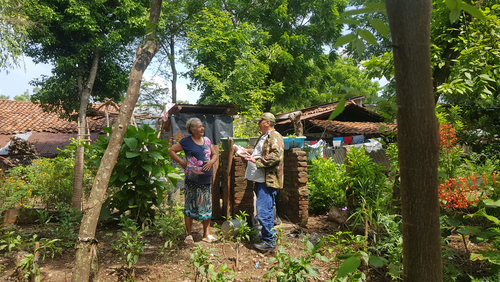 Supervision par un technicien de la mise en place d'un système d'irrigation dans un potager au Nicaragua