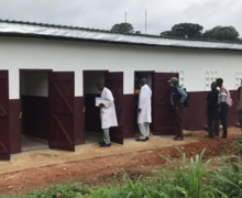 L'inspection d'un bloc de toilettes construites en 2021
