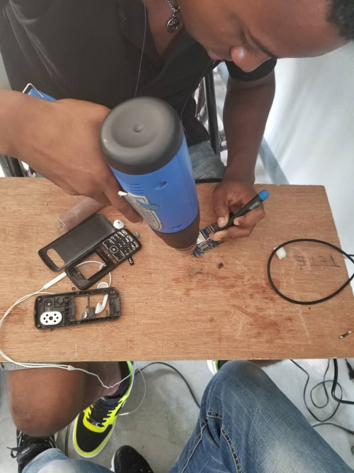 Jeunes soudant un téléphone portable